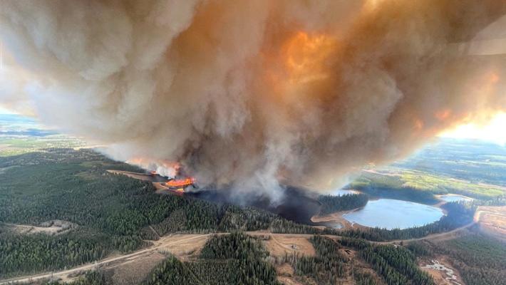 Il Canada in fuga dagli incendi che stanno devastando le foreste, già evacuate oltre 20 mila persone - La Stampa