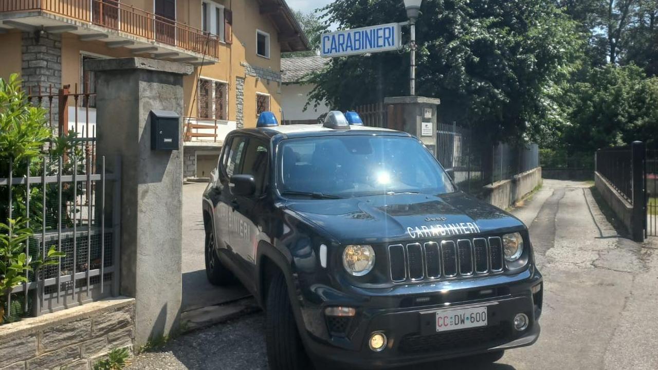 carabiniere spara a uomo con coltello