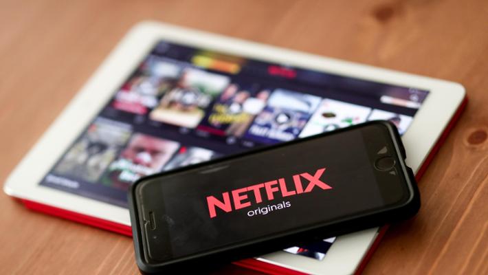 Netflix, un abbonamento solo per nucleo domestico. Per chi non vive con ...