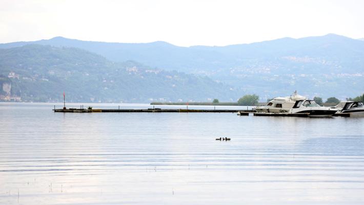 Barca affondata nel lago Maggiore, il sindaco di Sesto Calende ...