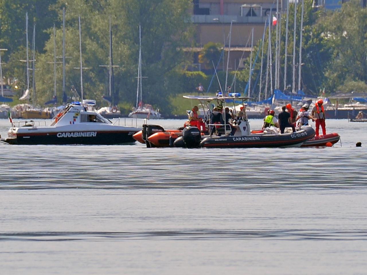 Barca affondata nel lago, gli scatti delle operazioni di recupero - La ...