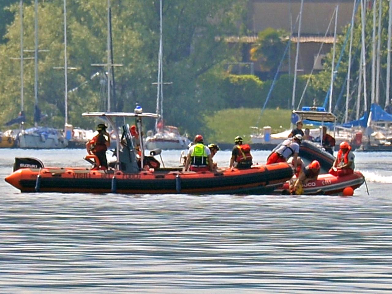 Barca affondata nel lago, gli scatti delle operazioni di recupero - La ...