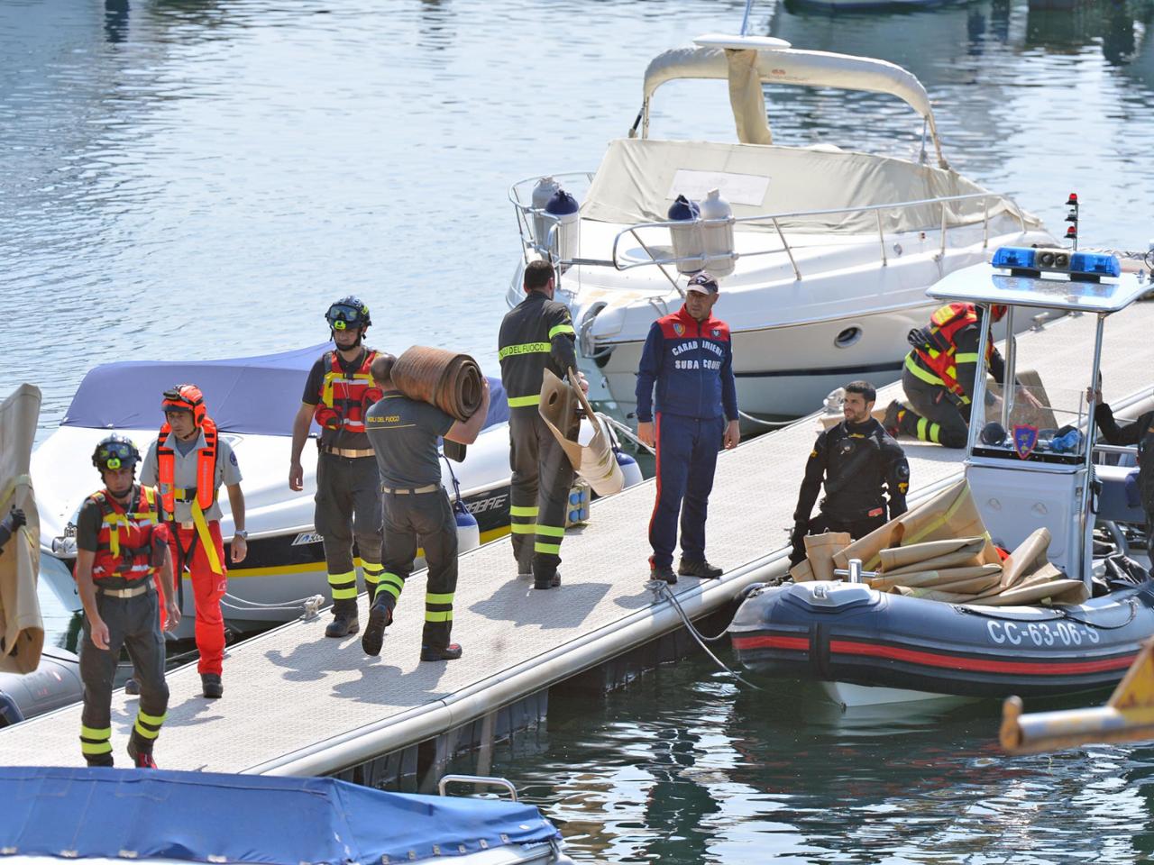 Barca affondata nel lago, gli scatti delle operazioni di recupero - La ...