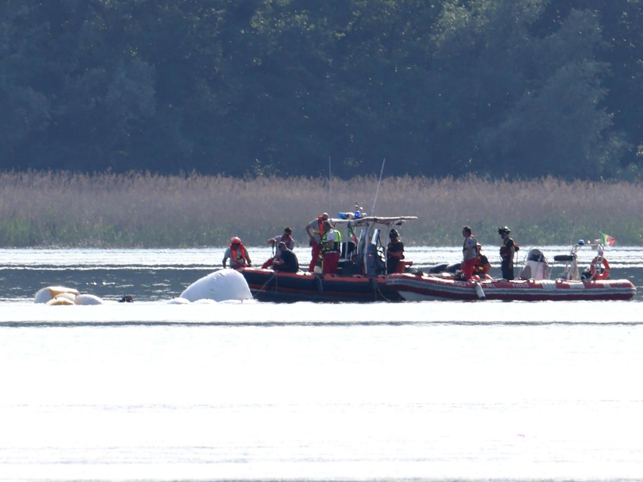 Barca affondata nel lago, gli scatti delle operazioni di recupero - La ...