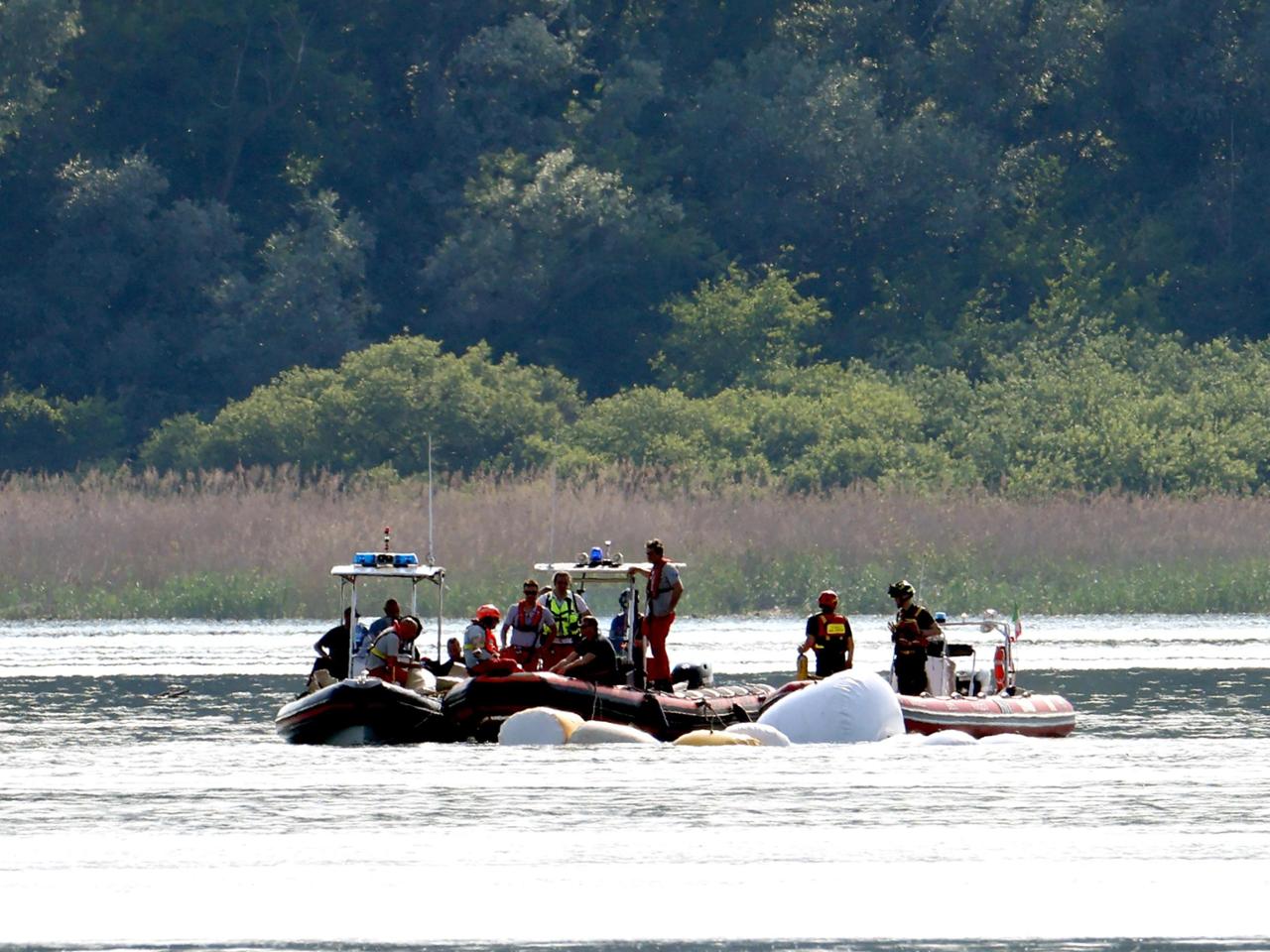 Barca affondata nel lago, gli scatti delle operazioni di recupero - La ...