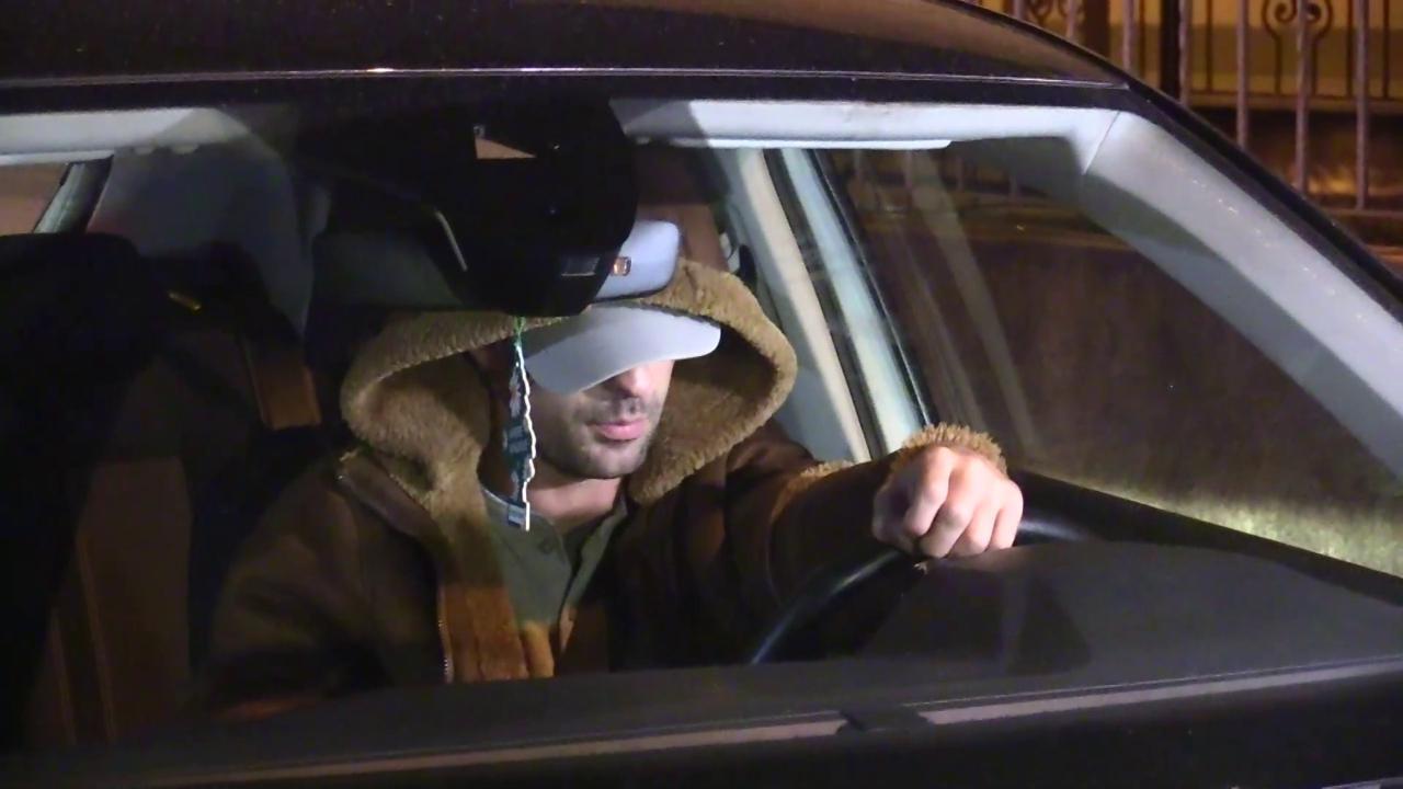 Confuso, il cane ha ancora cercato di inseguire l'auto dopo essere stato miseramente abbandonato