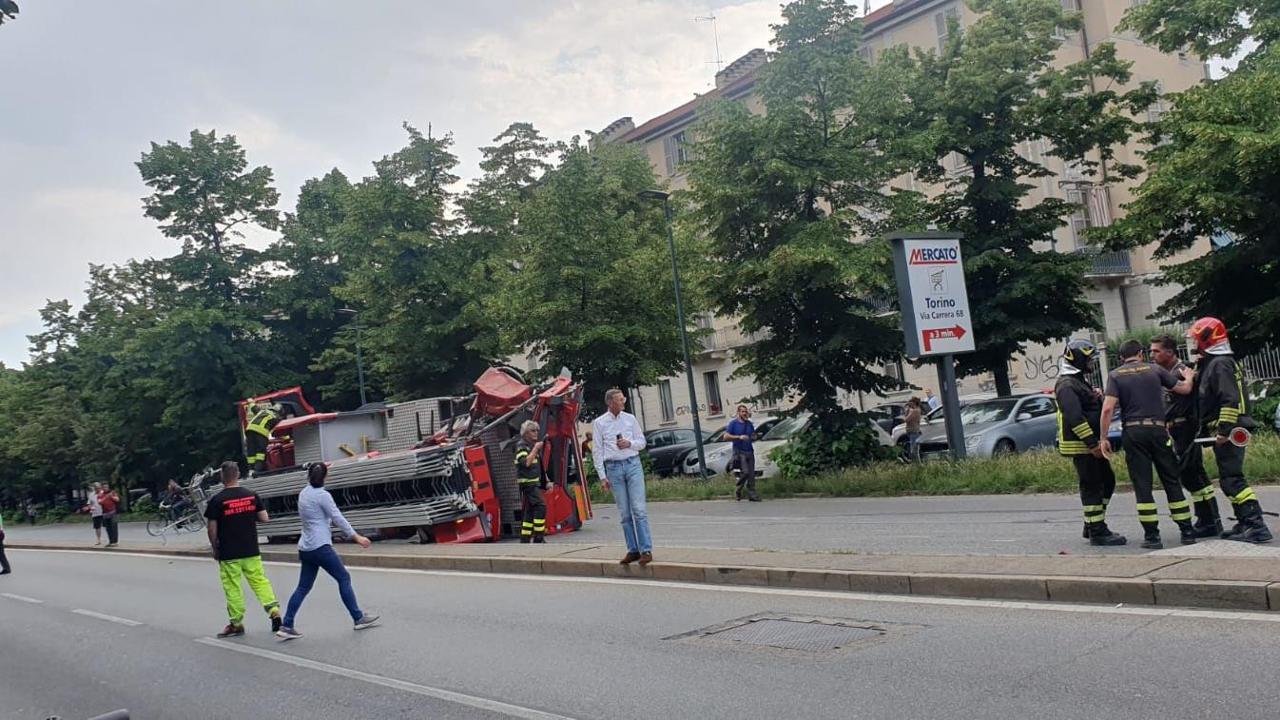Scontro fra un tram e un mezzo dei vigili del fuoco: tre feriti a ...
