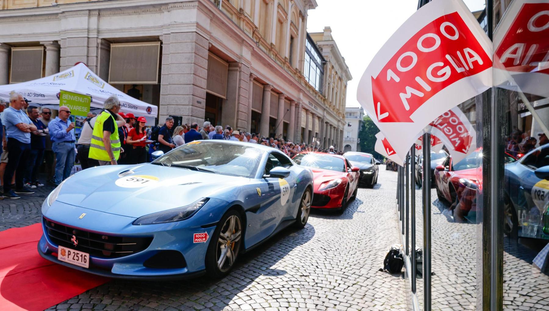 La Mille Miglia sfila per il centro storico di Novara - Photogallery ...