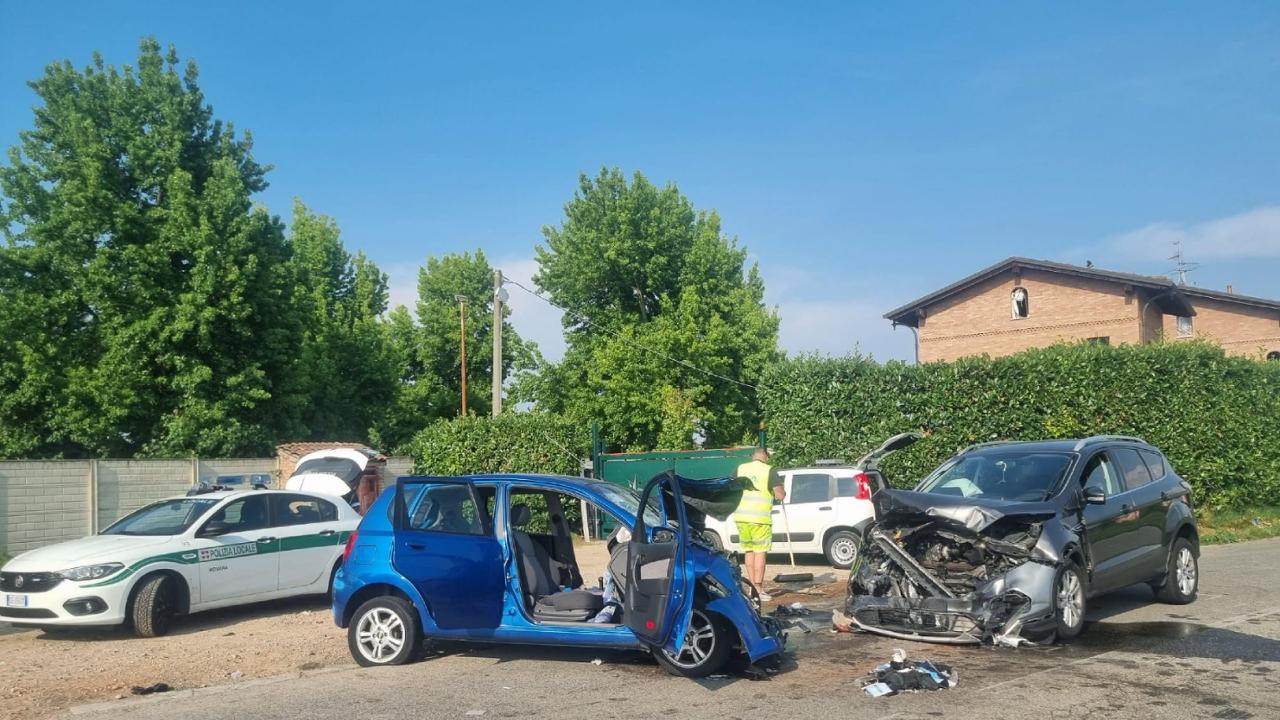 Scontro tra due auto sulla strada provinciale per Biandrate: tre feriti ...