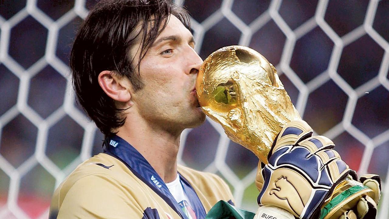 so buffon is an actual cheat code : r fifacareers... Buffon, giù il sipario: a 45 anni il portiere si ritira, nel futuro il ...