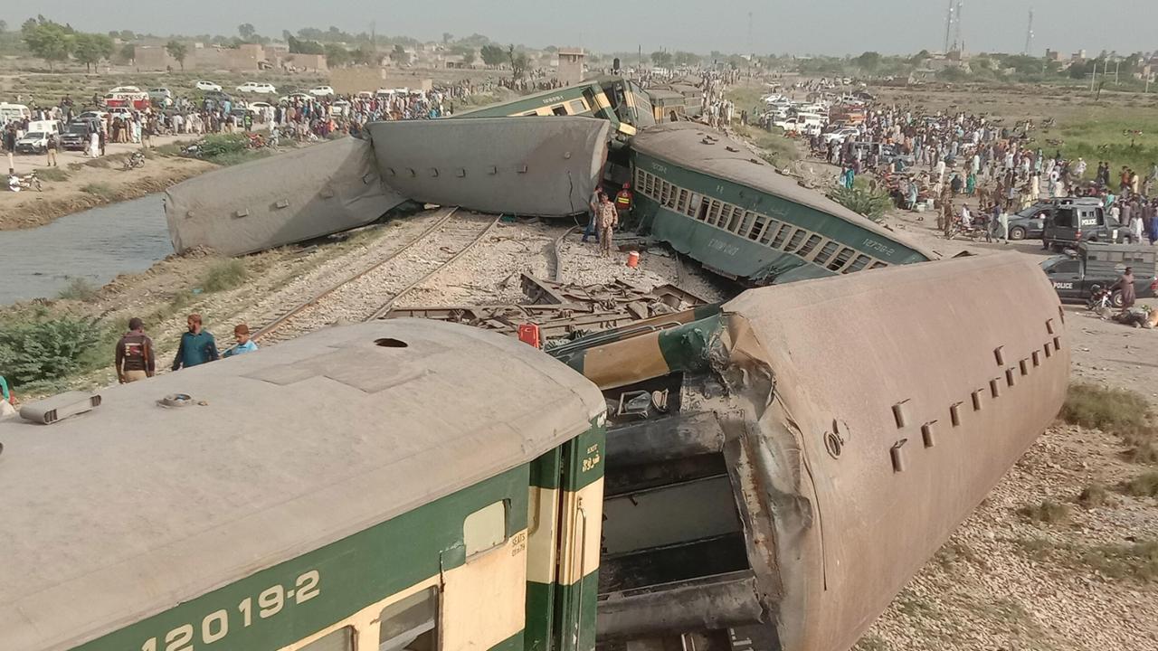 Pakistan, deraglia un treno: ci sono almeno 30 morti e un centinaio di ...
