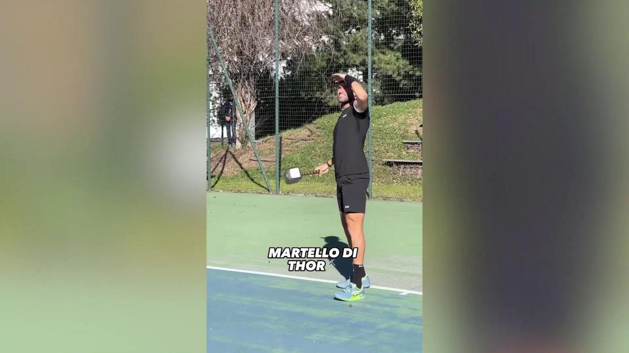 Berrettini gioca a tennis con tutto: dalla pinna al mattarello. VIDEO ...