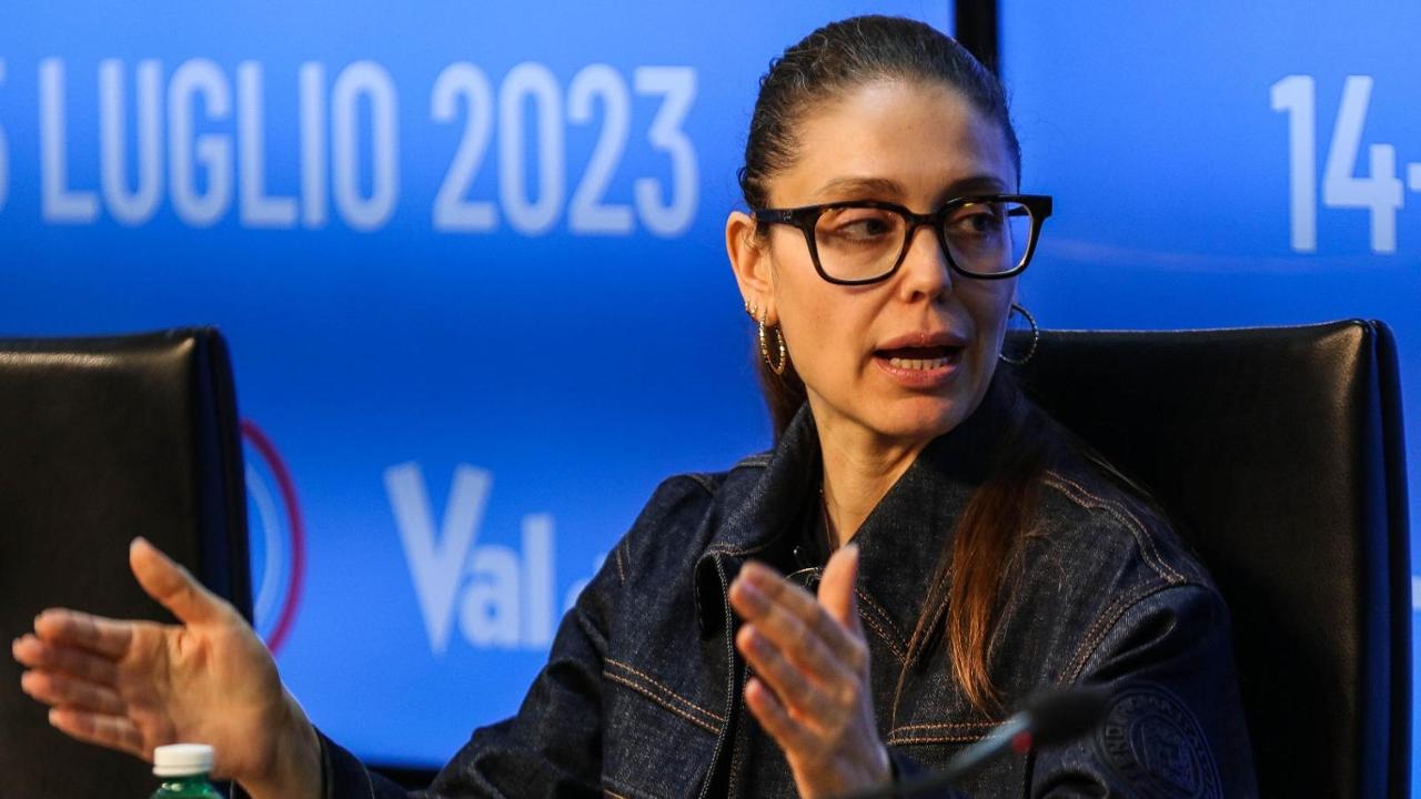 Proteggete le vostre figlie, educate i vostri figliâ: Valentina De laurentis  insultata su Twitter, lei chiude il profilo - La Stampa
