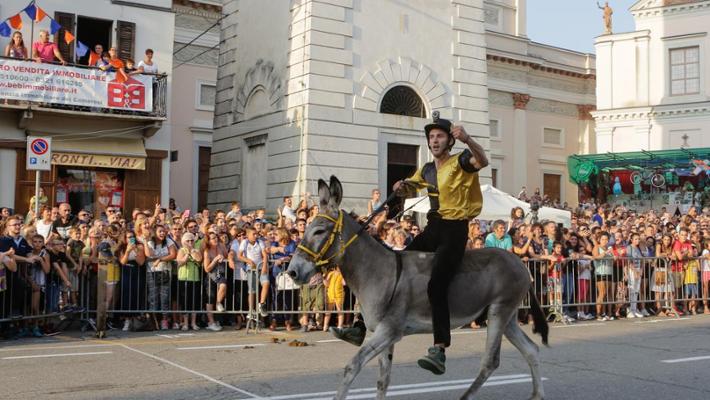 cameri-centro-storico-off-limits-e-il-palio-degli-asini-trasloca