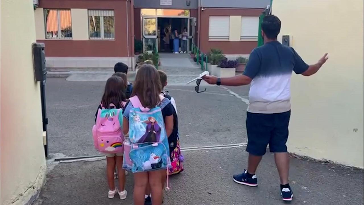 Scuola chiusa a Cagliari, la famiglie provano a far entrare i bimbi ma