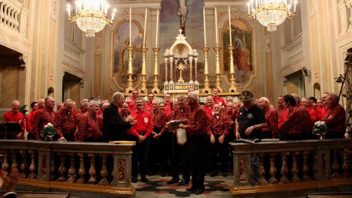 Commozione e applausi per il Coro Monte Mucrone a Ferrere, nell ...