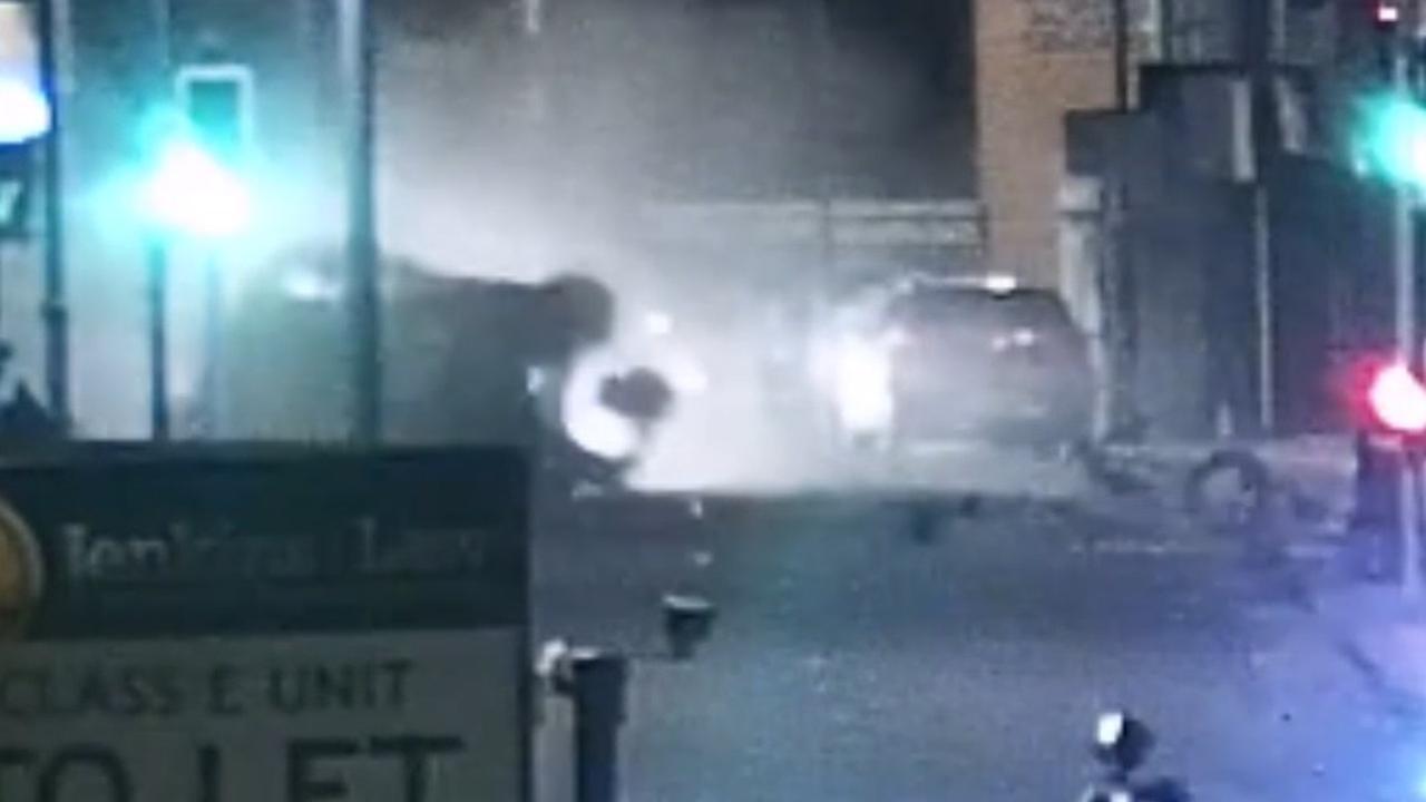 Si schianta a 125km/h contro un negozio durante un inseguimento con un ...
