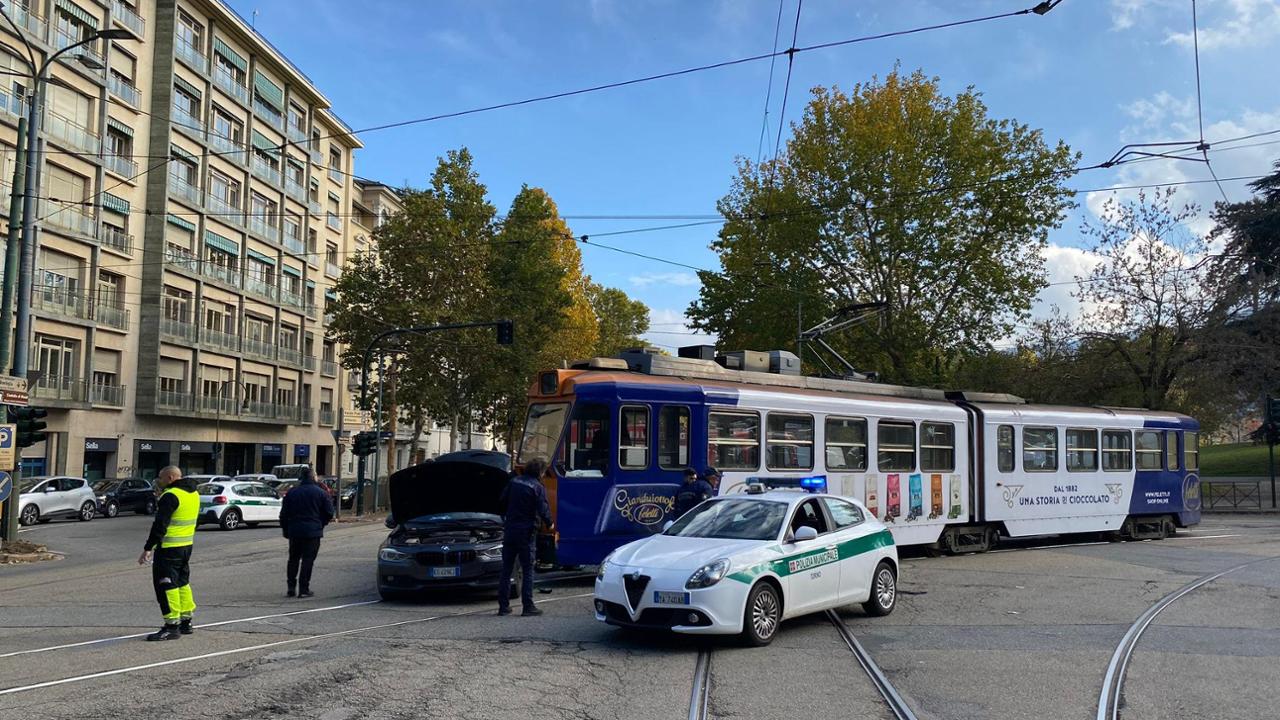 Incidente in corso Vittorio Emanuele II a Torino: auto contro un tram ...