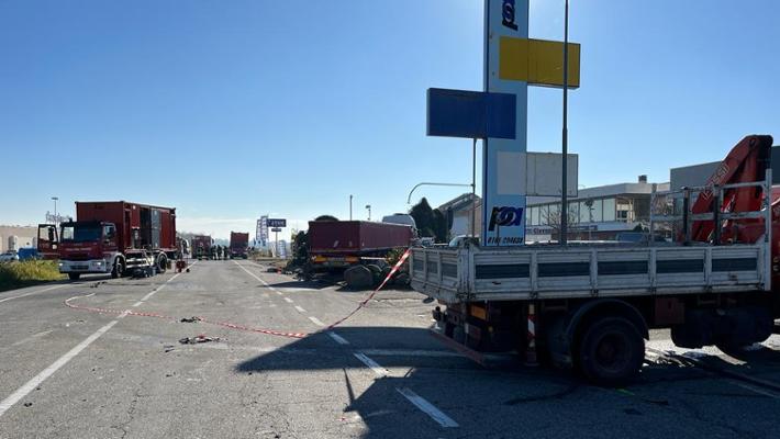 Scontro fra auto e camion in tangenziale Sud a Vercelli: un uomo è ...