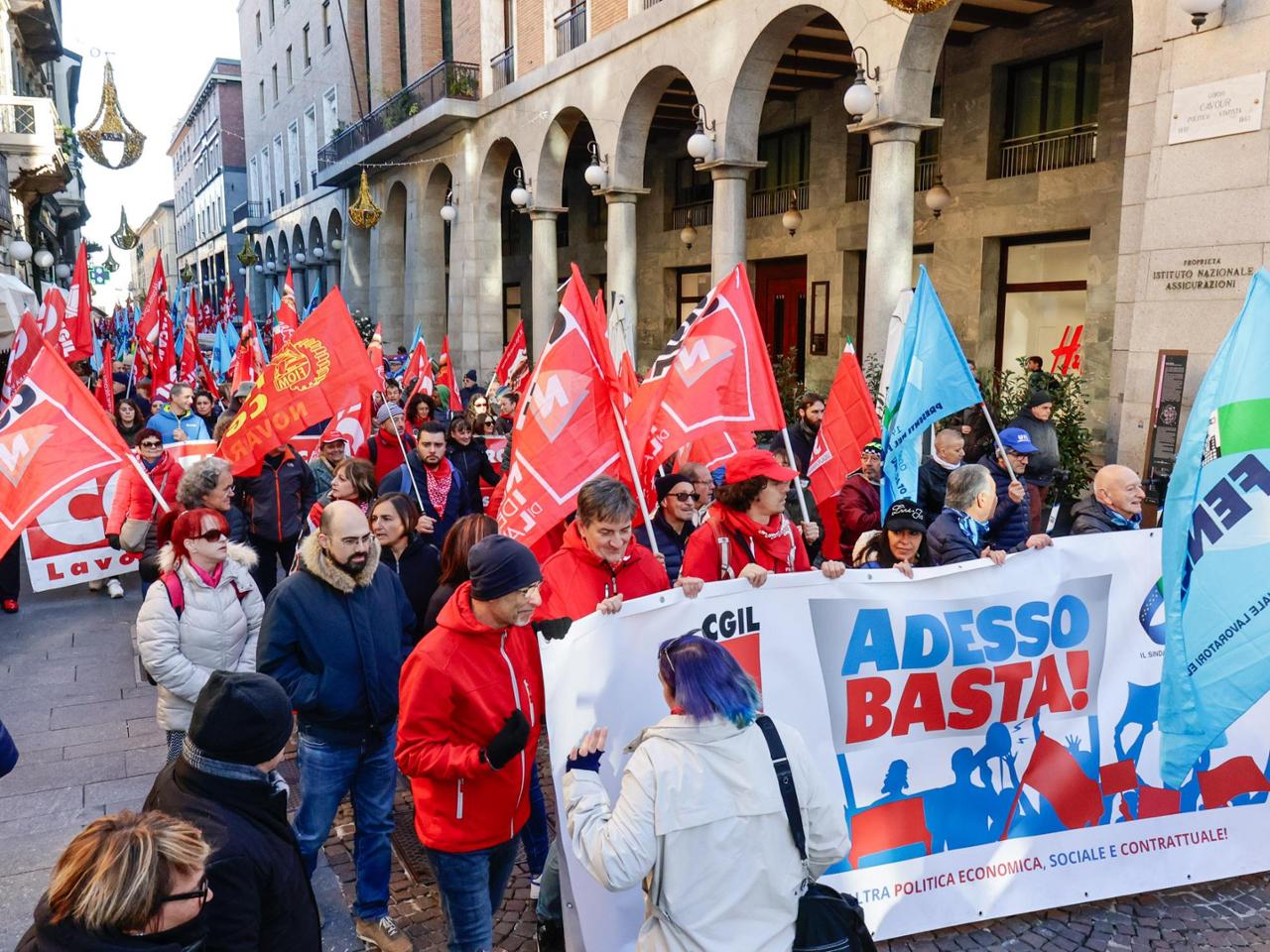 Lo sciopero di Cgil e Uil nel centro di Novara, fotogallery - La Stampa