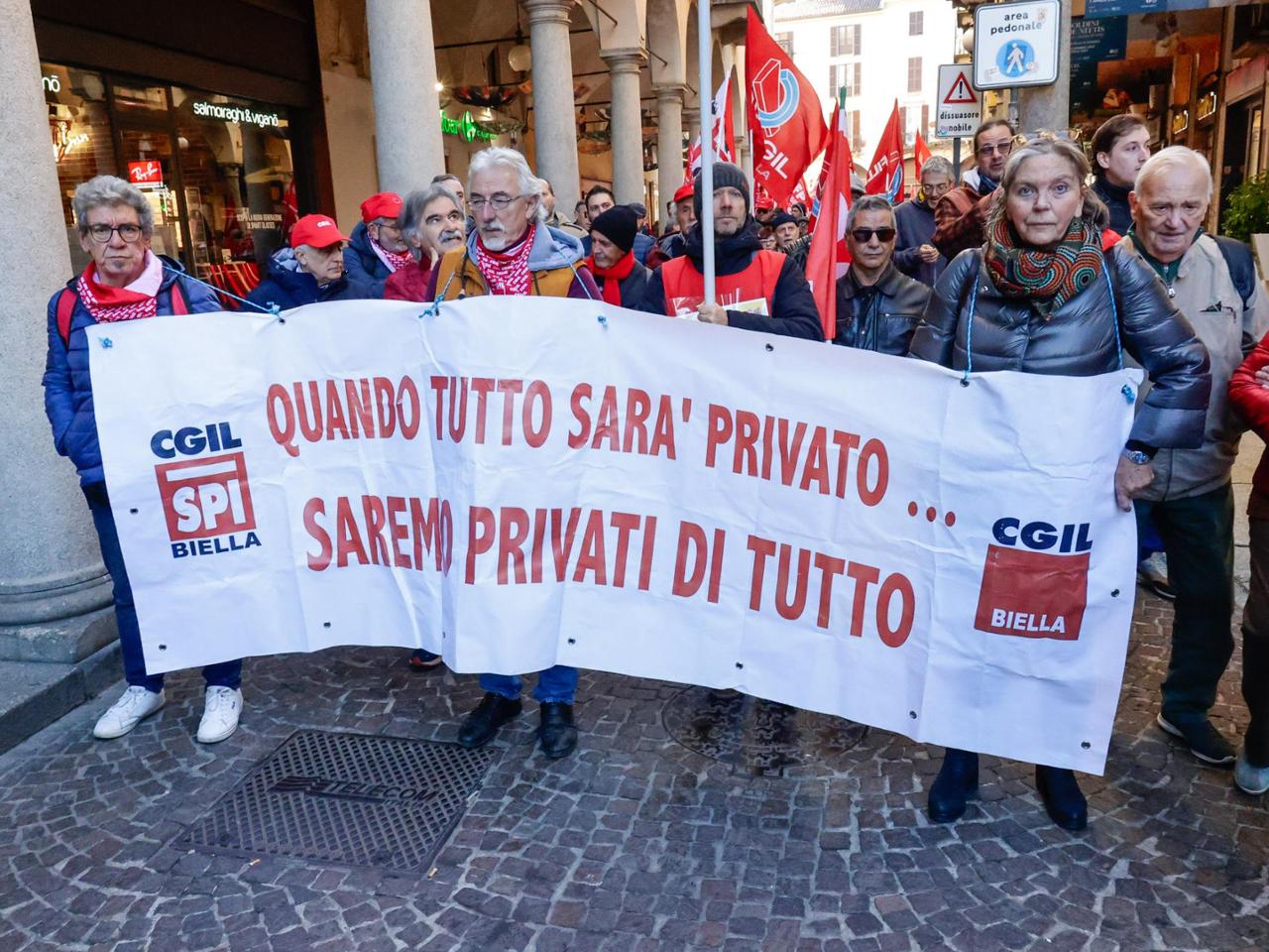 Lo sciopero di Cgil e Uil nel centro di Novara, fotogallery - La Stampa