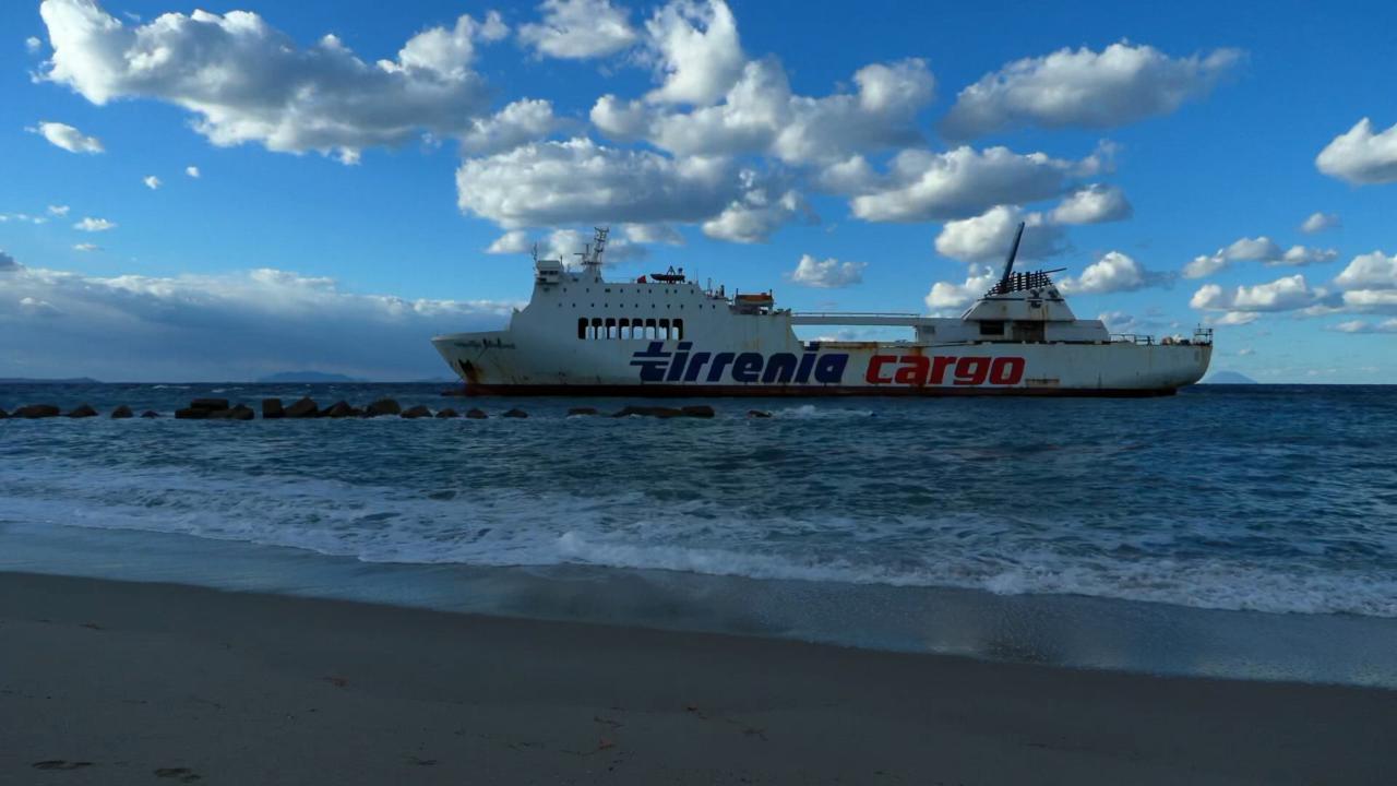 Messina, va alla deriva e si arena una nave cargo. La guardia costiera
