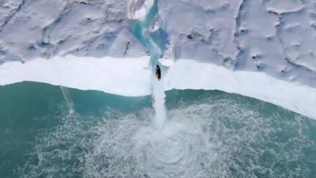 Si lancia con il kayak da una cascata di ghiaccio alta sei piani: l ...