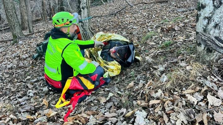 Premeno, cacciatore scivola nel bosco e si fa male alla schiena - La Stampa