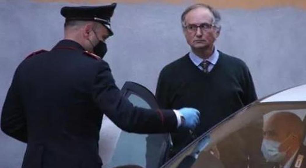 la-condanna-del-gioielliere-nel-saloon-dei-pistoleri-la-stampa