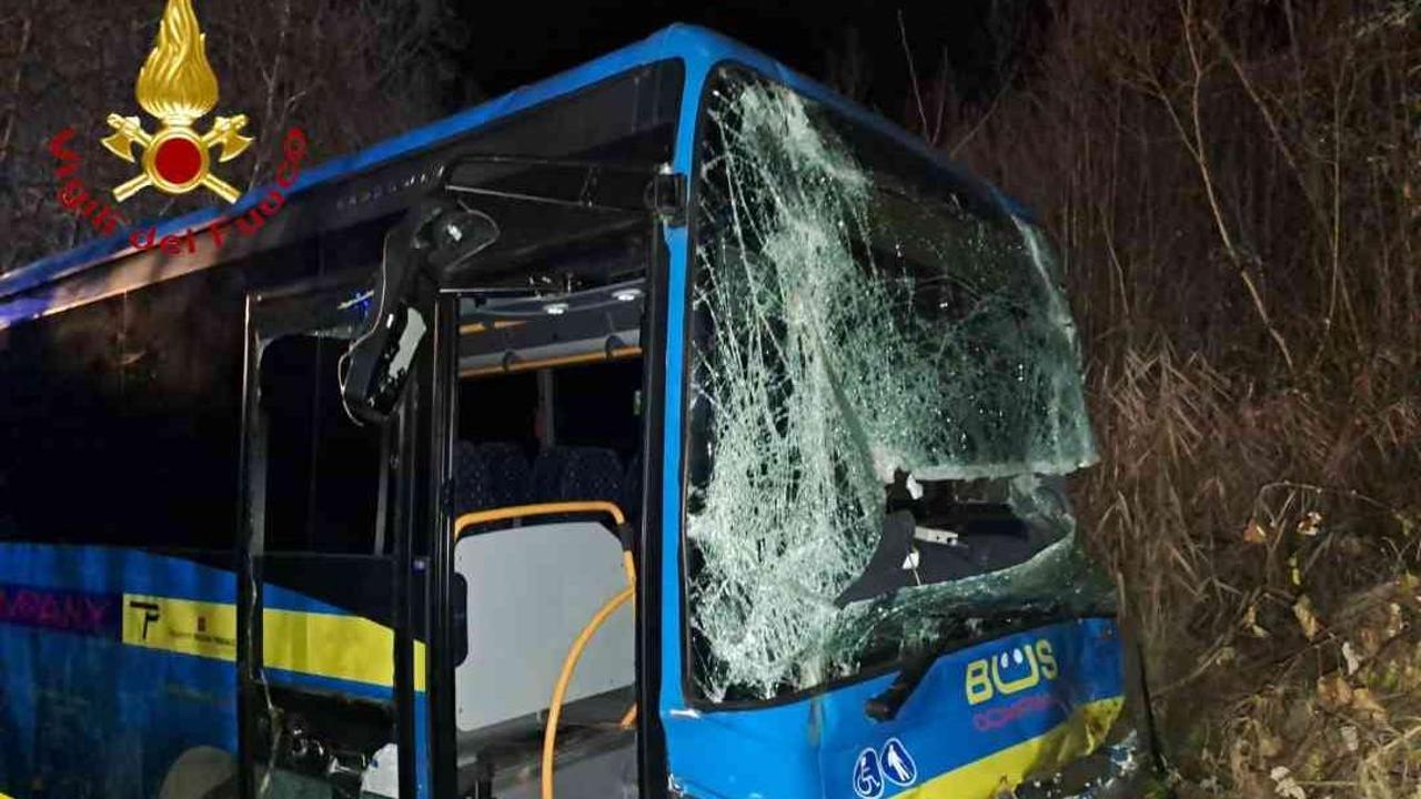 Scontro tra un bus e un furgone all’ingresso di Cessole, muore l ...