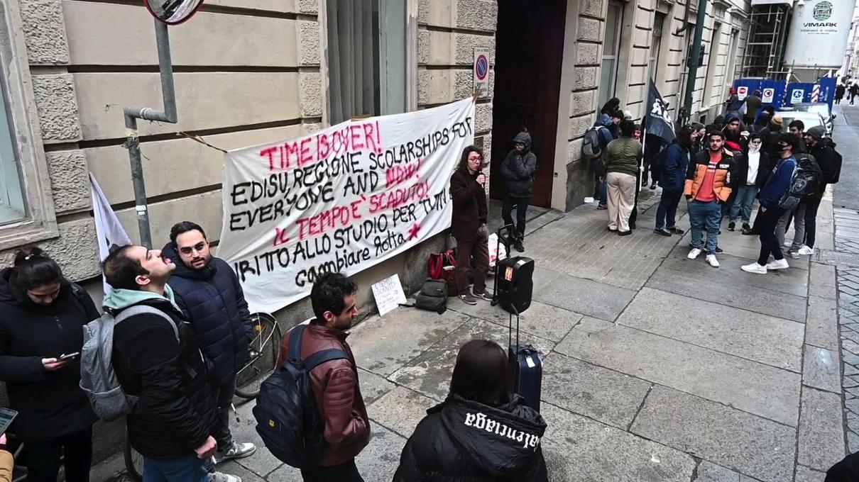 Borse di studio, protestano gli studenti: “Il 30% ancora senza assegno