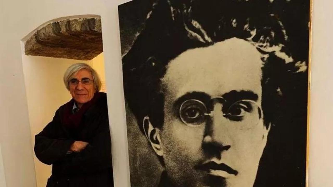 sale e scende sul palcoscenico