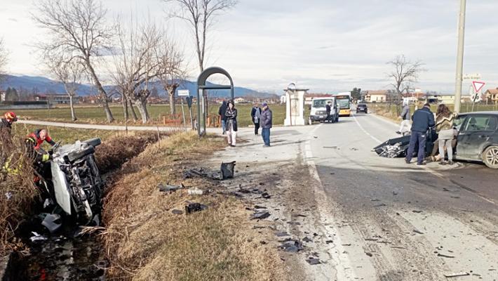 Quattro persone sono rimaste ferite in uno scontro fra due auto e un ...