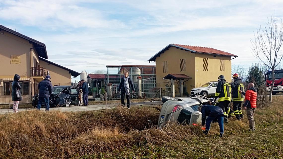Quattro persone sono rimaste ferite in uno scontro fra due auto e un ...