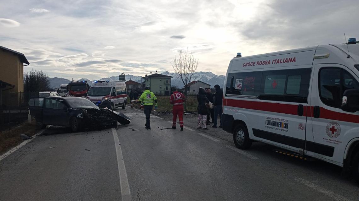 Quattro persone sono rimaste ferite in uno scontro fra due auto e un ...