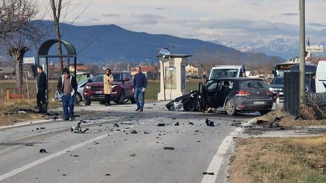 Quattro persone sono rimaste ferite in uno scontro fra due auto e un ...