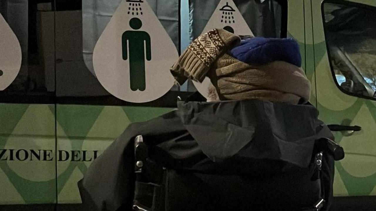 Una doccia mobile e solidale dona dignità ai senzatetto - La Stampa
