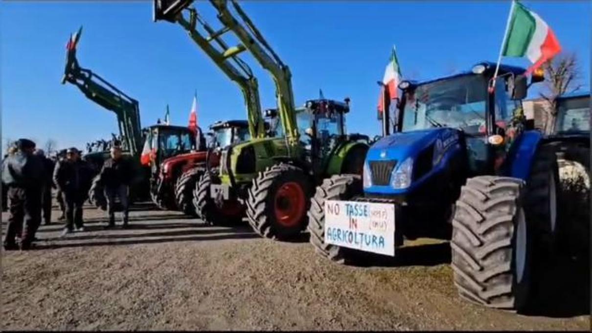 Trattori La Protesta Degli Agricoltori Coinvolge Due Regioni Da trattori-la-protesta-degli-agricoltori-coinvolge-due-regioni-da