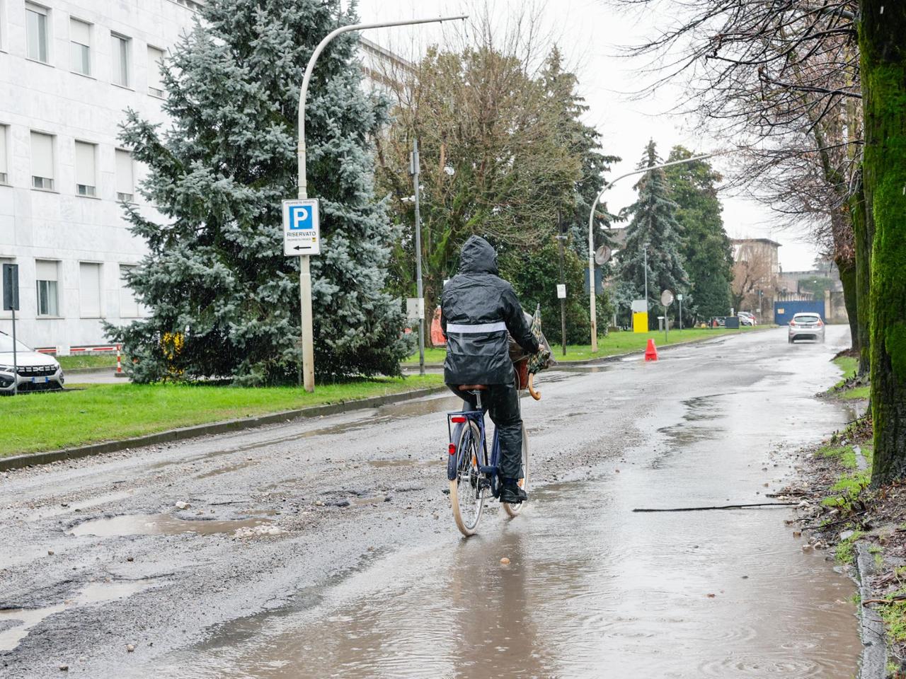 Novara, qualche giorno di pioggia e via Fauser diventa 