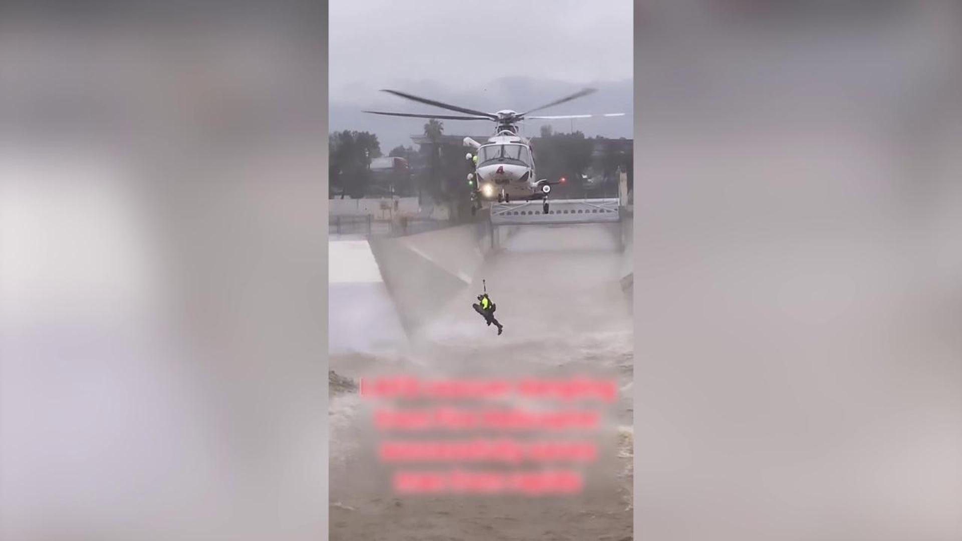 Si getta nel fiume in piena per salvare il cane: lo spettacolare ...