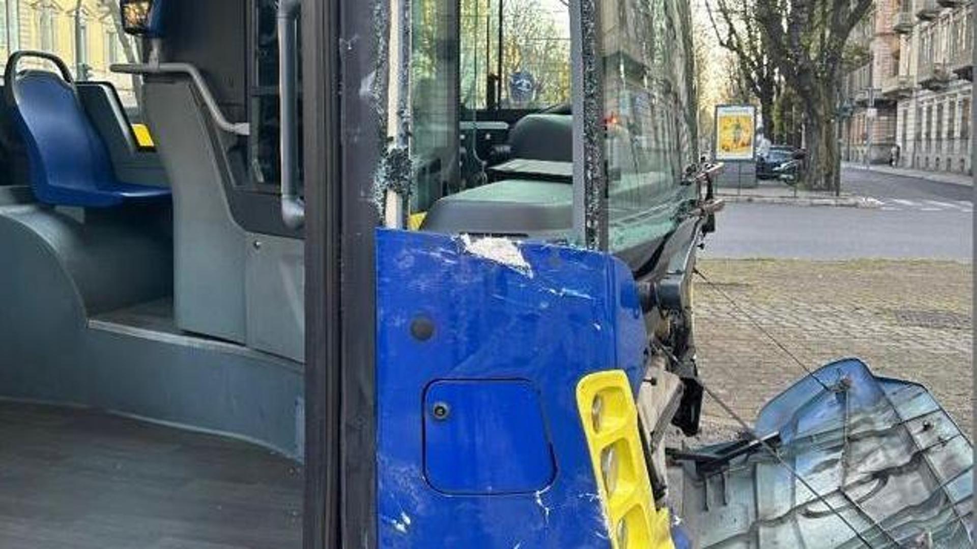 Scontro tra un furgone e un autobus di linea, 7 feriti a Torino - La Stampa