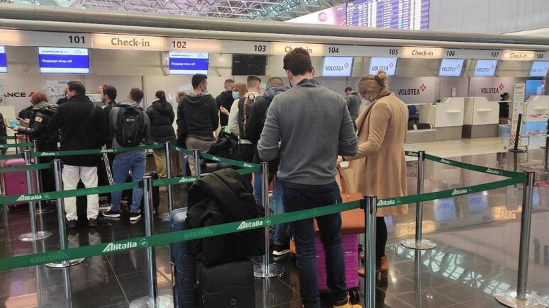 Liquidi in aereo: stop al limite dei 100ml. Ecco in quali aeroporti - La  Stampa