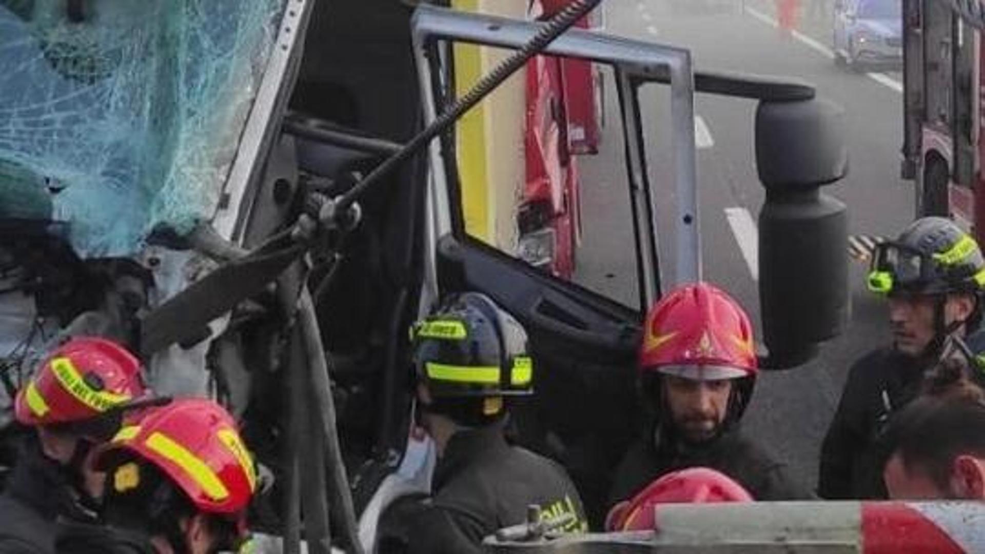 Incidente in A1, code in autostrada: morti e feriti - La Stampa