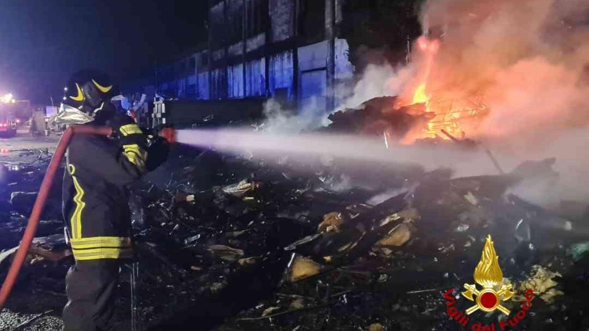 Fiamme in un ex stabilimento di Albano: l’intervento dei vigili del ...