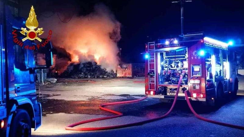 Fiamme in un ex stabilimento di Albano: l’intervento dei vigili del ...