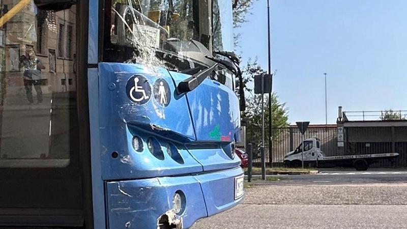 Incidente tra autobus e auto in corso Tazzoli a Torino - La Stampa