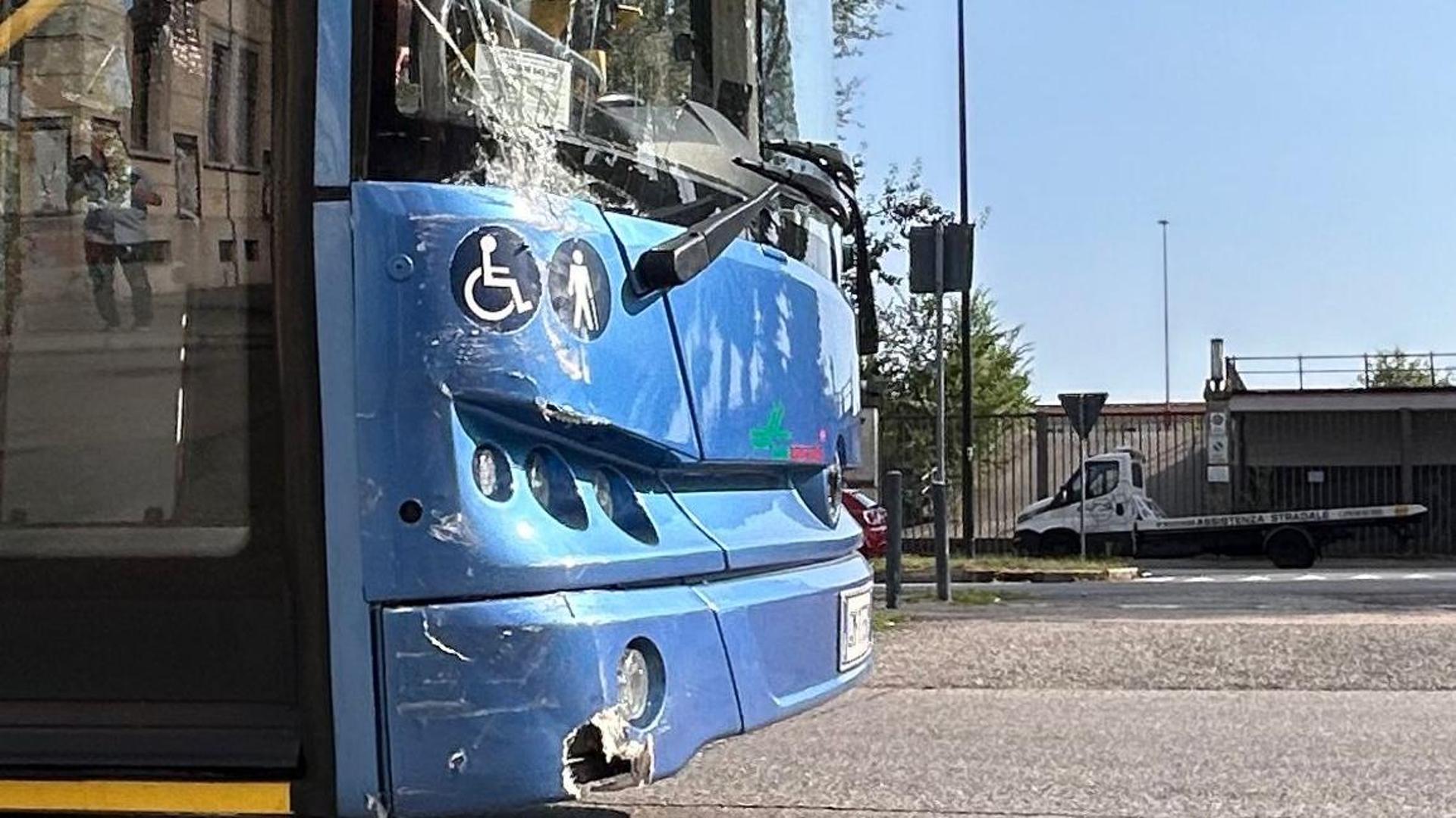 Incidente tra autobus e auto in corso Tazzoli a Torino - La Stampa