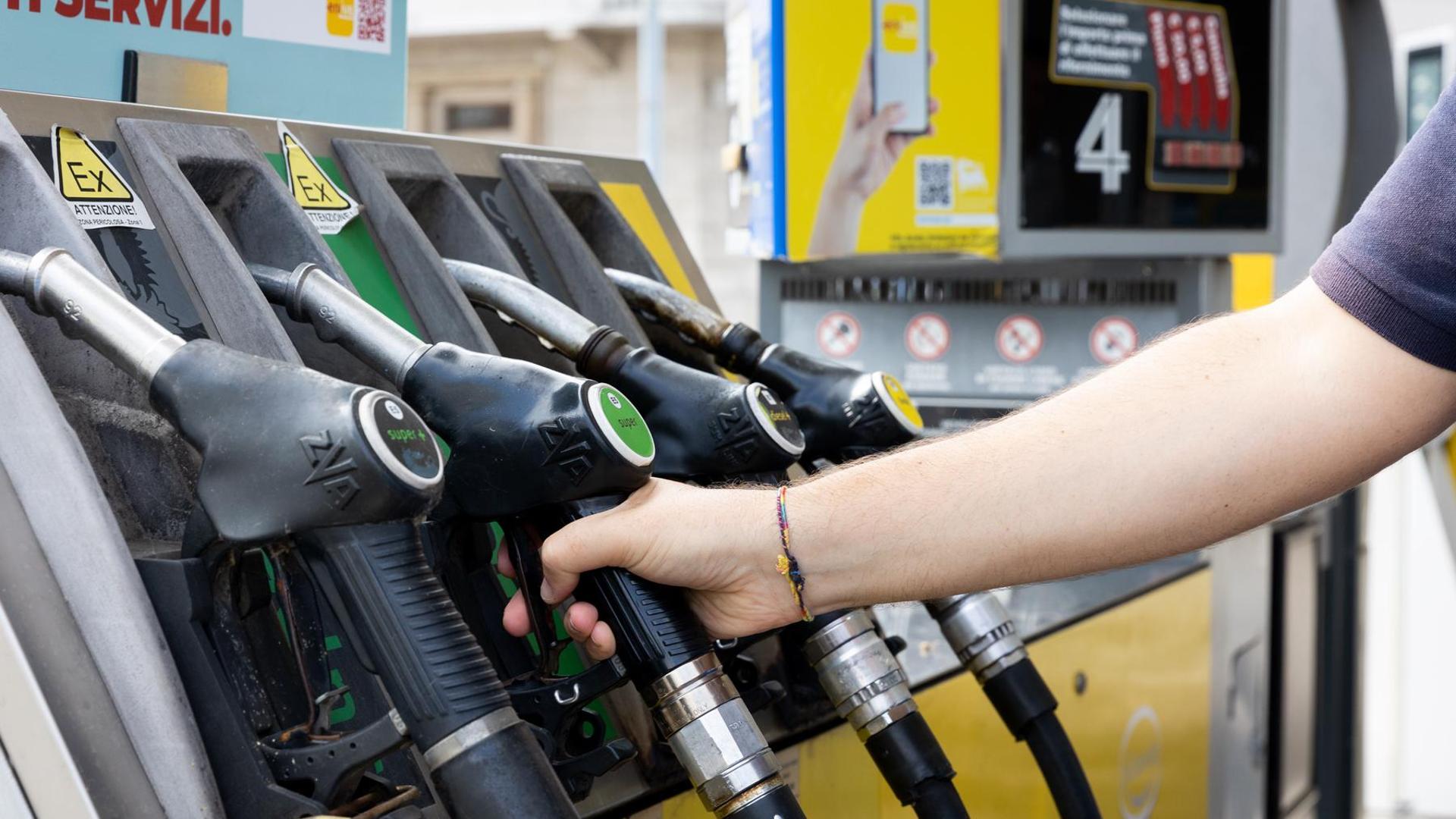ガソリン価格が6ヶ月ぶりの安値