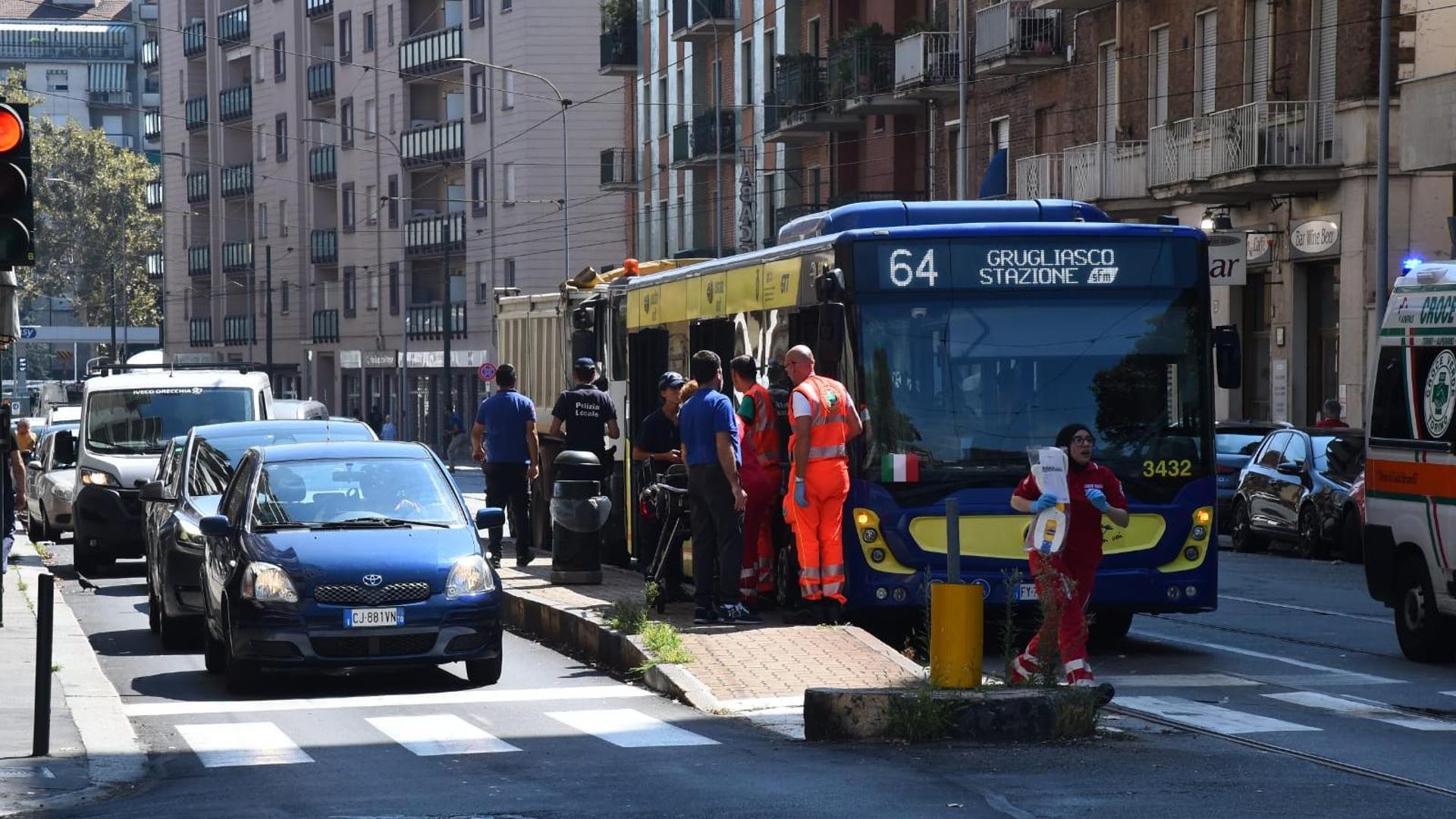 Incidente a Torino, bus 64 tamponato da un camion: feriti - La Stampa