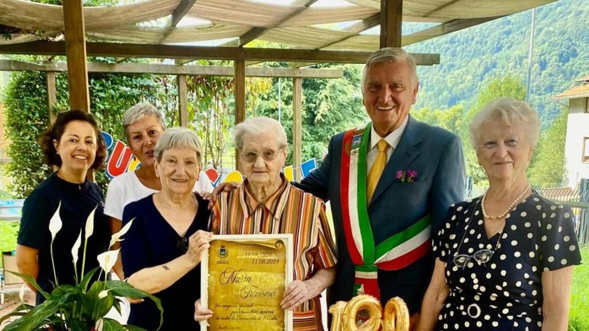 Una Pergamena E Il Comune Di Varallo In Festa Per La Centenaria Maria Una Pergamena E Il Comune Di Varallo In Festa Per La Centenaria Maria